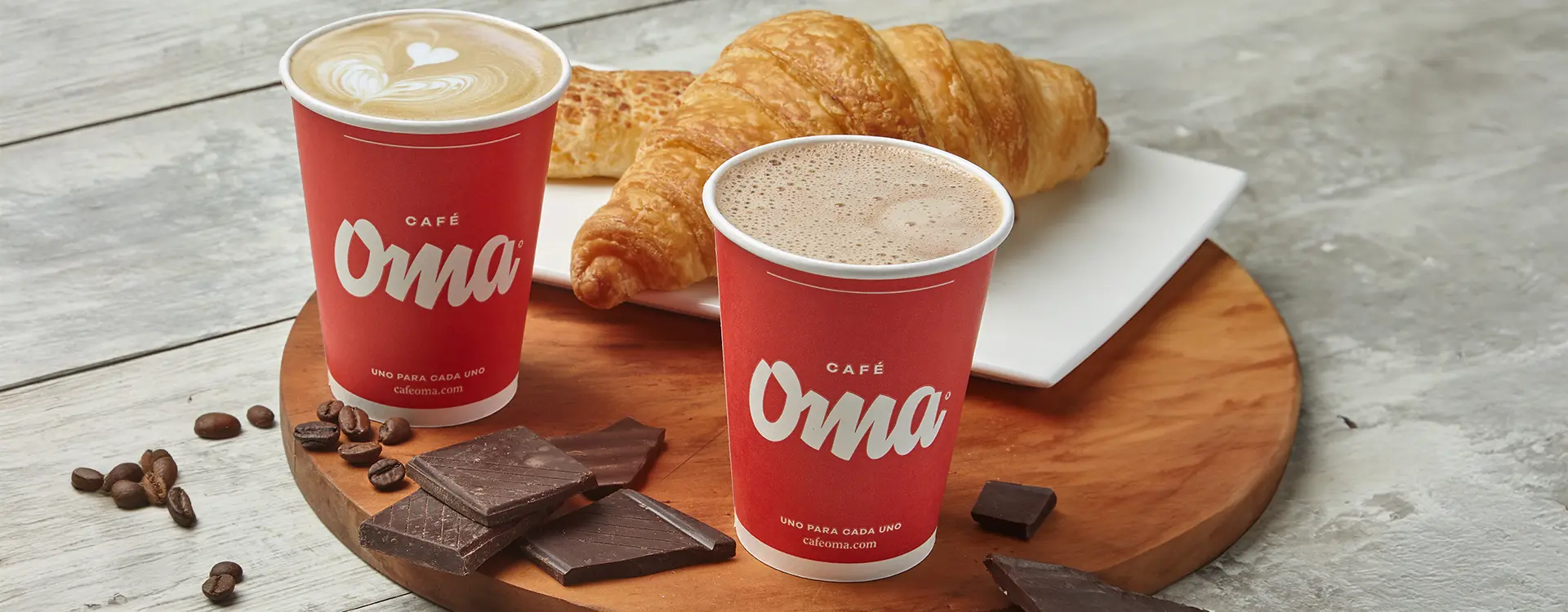 Selección de pastelería de Café Oma: croissants artesanales servidos junto a un café colombiano y chocolate.